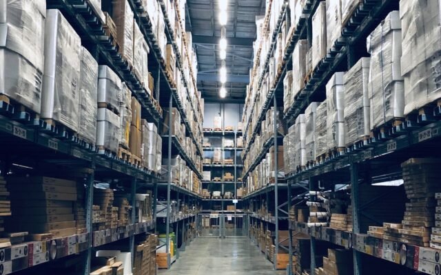 Estanterías de almacén con productos organizados para controlar inventario