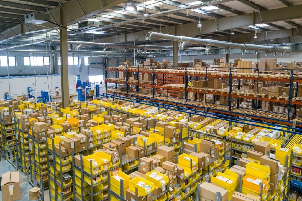 Estanterías de almacén con cajas organizadas, imagen sobre control de inventario