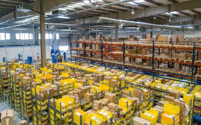 Estanterías de almacén con cajas organizadas, imagen sobre control de inventario
